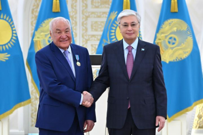Тоқаев Равиль Шырдабаев пен Серік Тоқпановқа мемлекеттік наградалар тапсырды (фото)