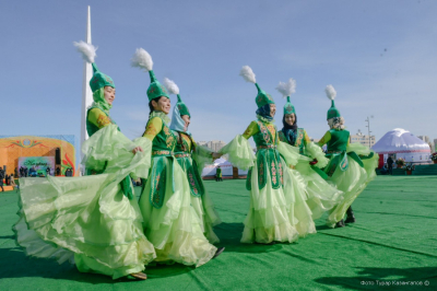 Тоқаев: Бет-жүзді тұмшалайтын қара киімнен гөрі өзіміздің ұлттық киімдеріміз әлдеқайда артық