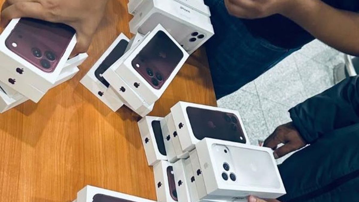 Астана әуежайында жүздеген iPhone 18 смартфонын заңсыз әкелмек болғандар ұсталды