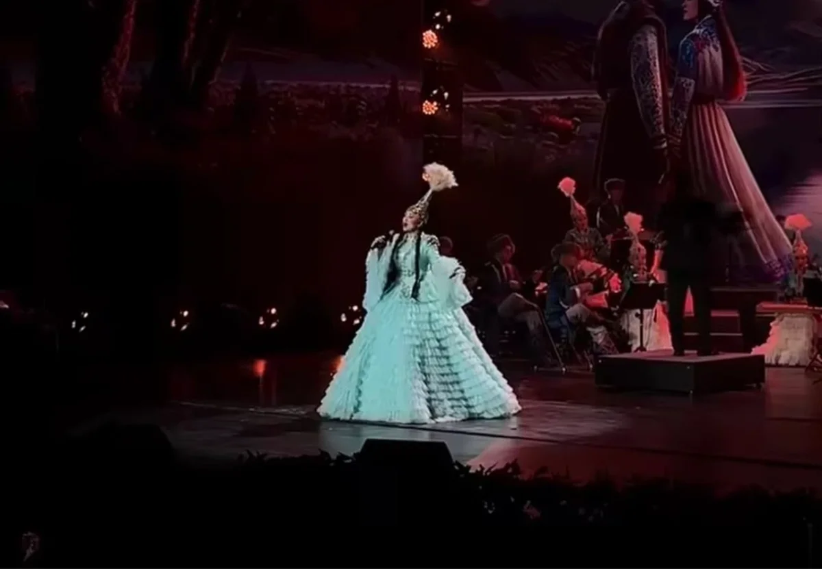 «Ән шырқау құрметі бұйырды»: Мәдина Сәдуақасова Бейжің төрінде өнер көрсетті (ВИДЕО)